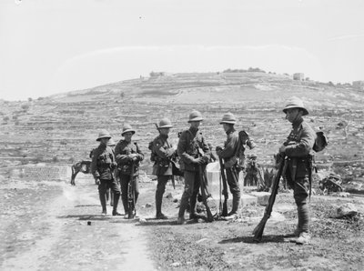 Britische Soldaten außerhalb Jerusalems während des anti-jüdischen Aufstands, 1920 von Unbekannt Unbekannt